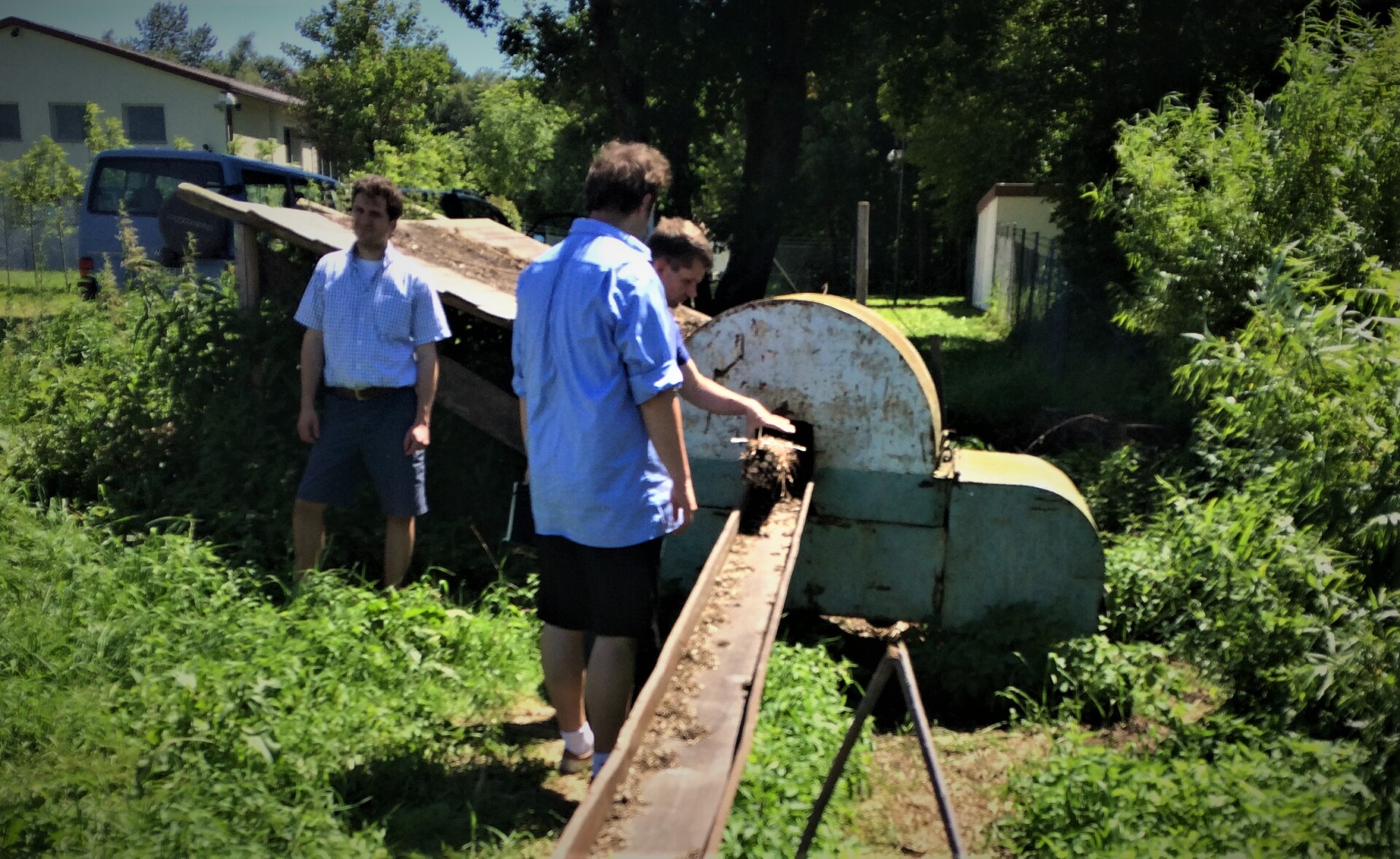 The tying machine for fascines was once purchased second-hand in Holland and has been faithfully performing its services for many decades The tying machine for fascines was once purchased second-hand in Holland and has been faithfully performing its services for many decades